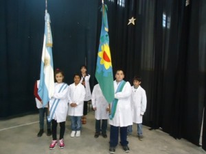 Directora Gabriela Cecere junto a alumnos de la Escuela Nº5.