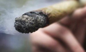 dope ldd "(...) Problemas escolares y de conducta, comportamiento violento (verbal y en ocasiones físico), deterioro de la autoestima, patología psiquiátrica, como depresión o brotes psicóticos, trastorno del control de los impulsos… Estos son los síntomas más comunes con los que llegan a los centros de deshabituación o desintoxicación los consumidores más jóvenes de cannabis. (...)"