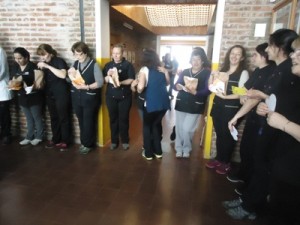Las auxiliares de la Escuela N° 42 recibiendo sus regalos.