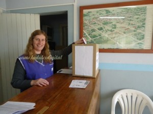 elecciones la dulce digital Personal de la Delegación Municipal votando en la consulta popular.