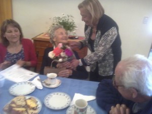 Ana Zewen, recibiendo sus flores de mano de Delia García.