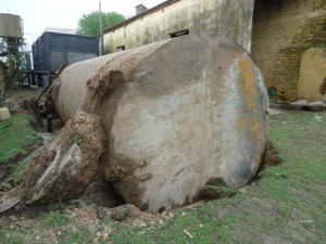 tanque combustible. Tanque de combustible desenterrado por la lluvia.