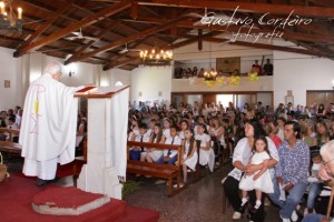Niños de La Dulce en la ceremonia de la Comunión.