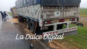 Un camión sufrió roturas y perdió cereal sobre la ruta