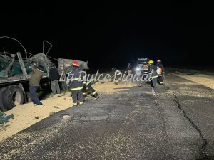 Un camión volcó su acoplado en Ruta 86