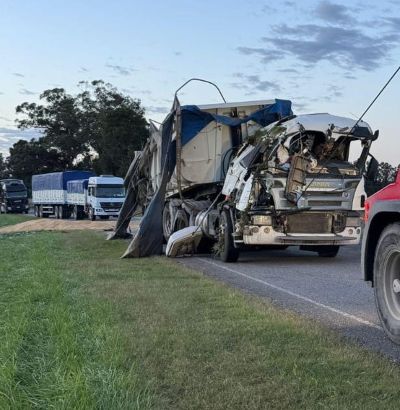 Ardua labor de bomberos para liberar la Ruta
