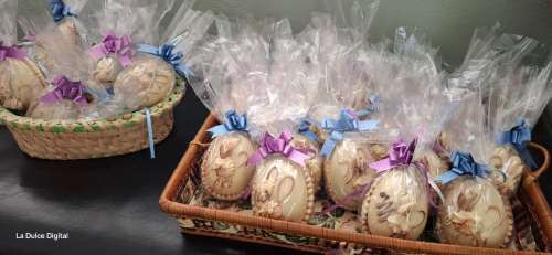 Los abuelos y el personal de la Unidad Sanitaria recibieron huevos de Pascuas