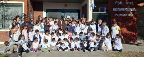 Lucas Silva visitó a los alumnos de la Escuela N° 42